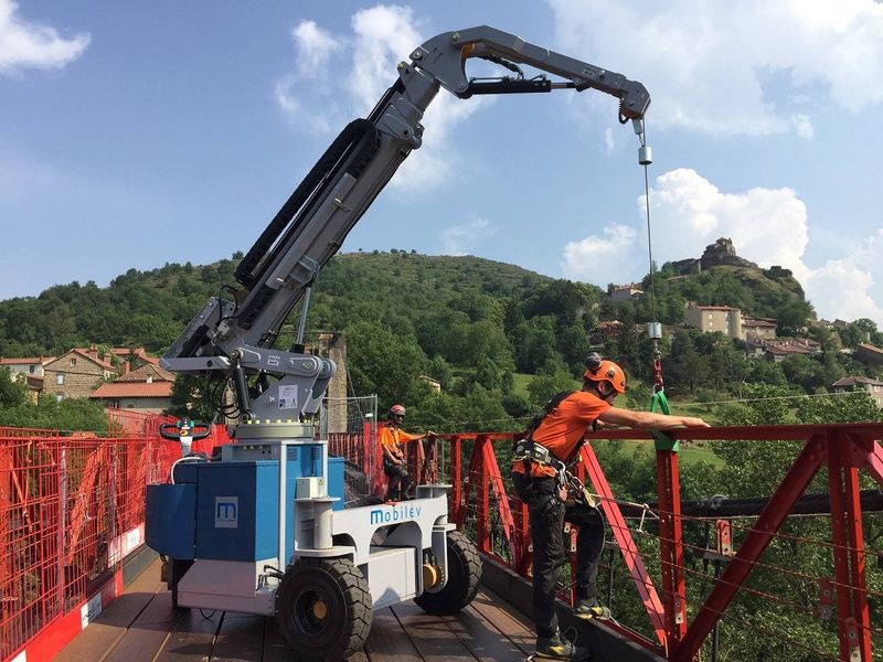 Des mini-grues compactes pour vos chantiers exigus