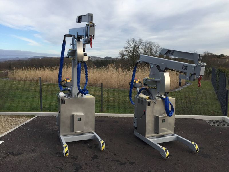 little crane with lithium battery